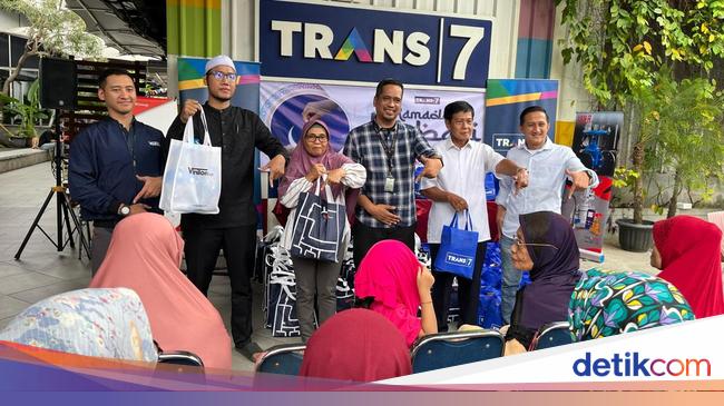 Gelar Ramadan Berbagi, TRANS7 Bagikan Paket Takjil dan Sembako ke Warga