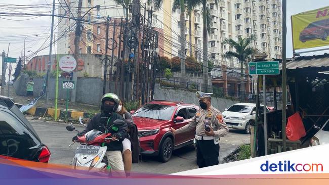 Truk Kontainer Mogok di Depok Dievakuasi Usai 1,5 Jam, Lalin Terurai