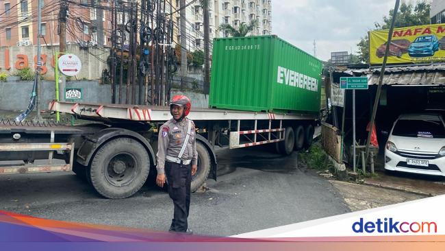 Truk Kontainer Mogok di Jalan Sempit Berujung Horor Macet di Depok