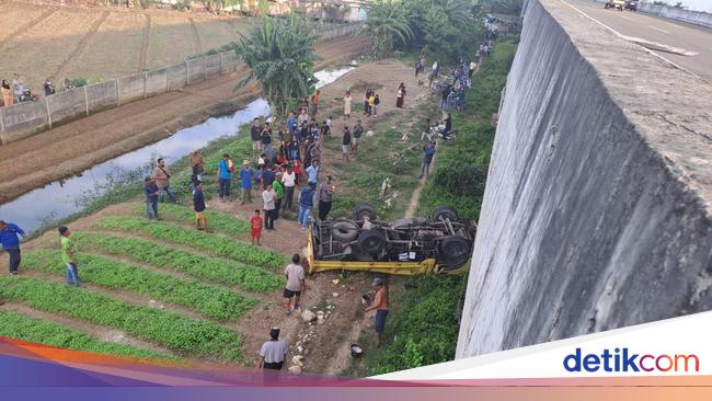 Truk Terjun Bebas di Tol Cibitung Jatuh dari Ketinggian 6 Meter