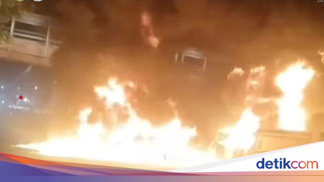 Kabel Terbakar Sambar Tangki Solar, Api Merambat Hingga ke Jalan Raya di Jaktim