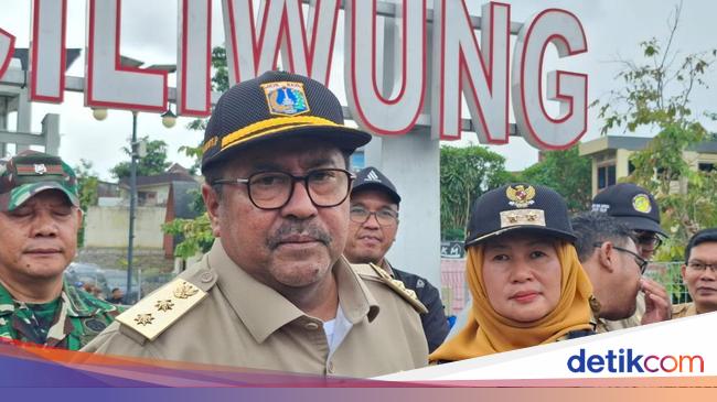 PDIP Membela Aksi Rano Karno Naik Perahu Karet Cek Banjir DKI