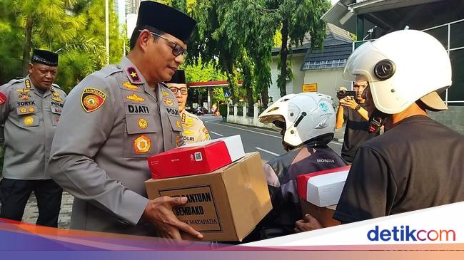 Wakapolda dan PJU Polda Metro Bagi-bagi Takjil-Sembako kepada Warga