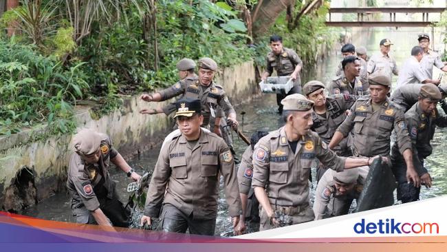 Bereskan Tumpukan Sampah, Walkot Depok Nyebur ke Kali Cabang Timur