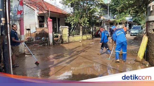 Banjir di Cawang Surut, Warga dan Pasukan Biru Bersihkan Lumpur